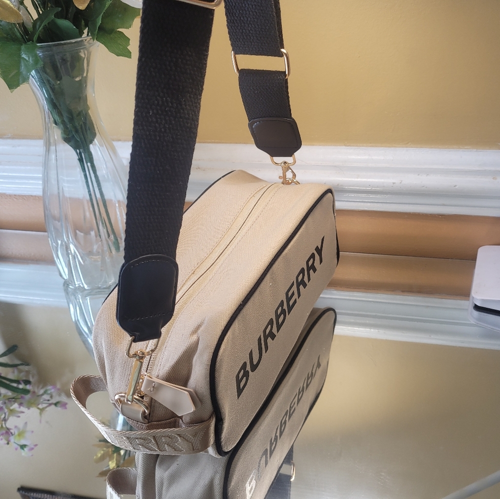 - Burberry Pouch - Picture 4 of 10